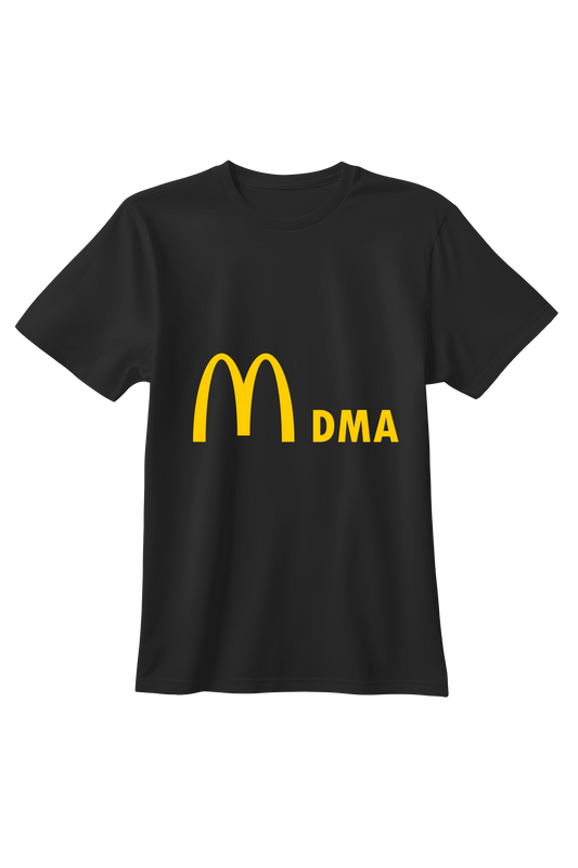 Czarna koszulka unisex z minimalistyczną grafiką typograficzną MDMA w stylu popkulturowej parodii
